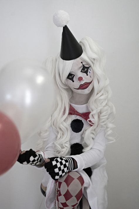 This is an easy & unique sad Harlequin costume using with a basic cotton shirt dress for my daughter since she dislikes regular textured costumes. Harlequin Costume, Makeup Zombie, Clown Halloween Costumes, Amazing Halloween Costumes, Clown Clothes, Clown Halloween, Halloween Trends, Female Clown, Halloween Clown