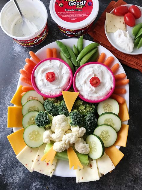 Owl Veggie Plate Recipe - this cute and fun owl veggie tray is the perfect party appetizer. Owl Party Food, New Appetizers, Easy Crockpot Meatballs, Bacon Wrapped Water Chestnuts, Grape Jelly Meatballs Recipe, Sweet Pepper Recipes, Smokies Recipe, Veggie Plate, Meatball Recipes Crockpot