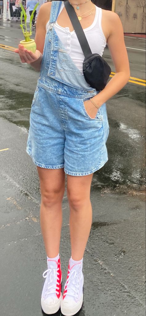 Back To School Outfits Tank Top, Baggy Shorts Overalls Outfit, Overalls Outfit Summer Shorts, Overall Outfits Shorts, Short Overalls Outfit Aesthetic, Shortalls Outfit Summer, Plant Outfits, Nyc Outfits Summer Street Styles, Short Overalls Outfit Summer