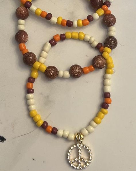 🤎🧡☮️Hippies ☮️🧡🤎 Embrace the spirit of the '60s with our Hippie Vibes Bracelet Stack. Crafted with premium glass beads in vibrant hippie colors and featuring a charming peace sign pendant, this stack is ready to bring back the love child era in style. Perfect for channeling your inner flower child, this bracelet set is ideal for showing off your unique style and spreading peace and love wherever you go. #HippieVibes #60sStyle #PeaceAndLove #HippieJewelry #RetroFashion #FlowerChild #BohoStyl... Small Beaded Bracelets, Hippie Bracelet, Hippie Bracelets, Retro Accessories, Hippie Love, Hippie Life, Hippie Vibes, Boho Accessories, Vintage Hippie