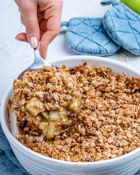 Easy Oatmeal Apple Crumble | Healthy Fitness Meals Pear Crumble Recipe, Apple Recipes Easy Healthy, Apple Crumble Topping, Oatmeal Crumble Topping, Easy Apple Crumble, Healthy Apple Crumble, Apple Recipes Healthy, Pear Crumble, Easy Apple Crisp Recipe