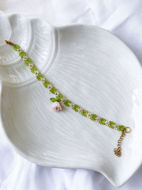 Lily of the Valley Bracelet, Daisy Chain Bracelet, Delicate Bracelet, Bead Daisy Bracelet, Gift Ideas, Gift for Her - Etsy Ukraine Bead Daisy, Bracelet Gift Ideas, Daisy Chain Bracelet, Beaded Stuff, Products Photography, Friendship Bracelets Designs, Daisy Bracelet, Beading Jewelery, Bracelet Bead