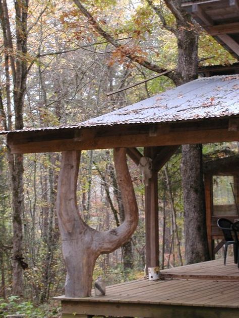 Natural timber corner post on a rustic porch looks like a fun place to perch  http://moresunwoodworking.com/ Rustic Porch Ideas, Modern Farmhouse Porch, Timber Frame Porch, Rustic Front Porch, Rustic Pergola, Timber Logs, Building A Porch, Timber Frames, Porch Posts