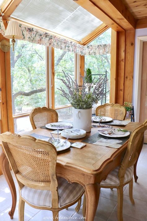 French Country Thanksgiving, Blue And White Easter, Country Thanksgiving, French Country Dining Table, Summer Lavender, French Provincial Dining, Thanksgiving Table Setting, Summer Table Settings, Post And Beam Home