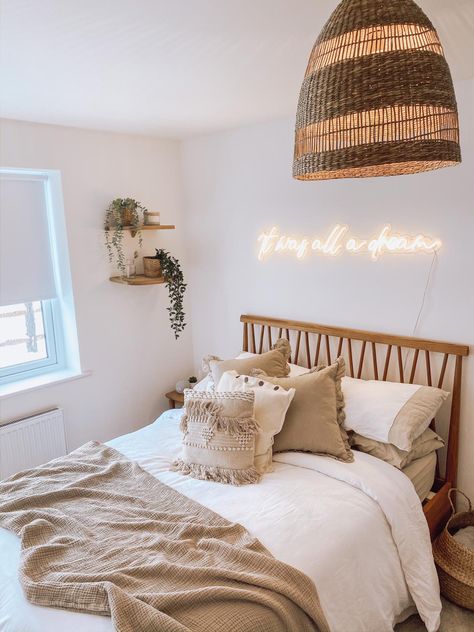 Bedrooms With String Lights, Boho Led Lights Bedroom, Neon Light Bedroom Aesthetic, Boho Bedroom With Led Lights, Boho Bedroom Led Lights, Neon Light Above Bed, Led Boho Room, Bed Side Lighting Boho, Neon Boho Bedroom