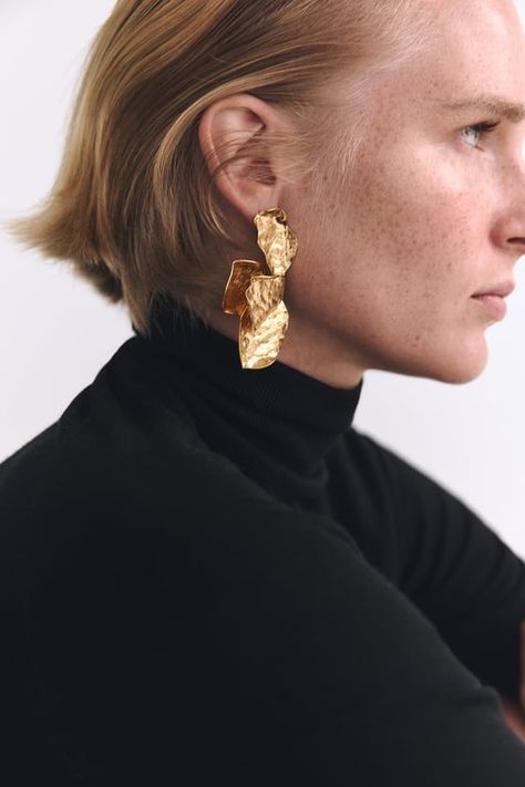 Discover great products at the best prices at Dealmoon. Zara FAN EARRINGS. Price:$22.90 at Zara Zara Gold, Abstract Earrings, Alloy Earrings, Fan Earrings, Crystal Drop Earrings, Travel Jewelry, Metal Earrings, Leaf Earrings, Creative Fashion