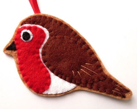 Sew a felt bird ornament for your Christmas tree with my step-by-step robin sewing pattern. Felt Robin, Felt Birds Ornaments, British Garden, Felt Christmas Decorations, Bird Crafts, Ornament Tutorial, Felt Birds, Felt Brooch, Bird Ornaments