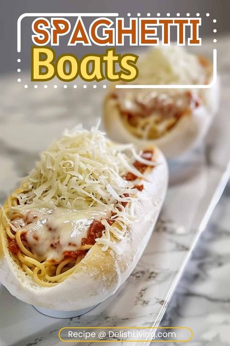 Spaghetti Boats via @delishliving Spaghetti Boats, Garlic Bread Spaghetti, Spaghetti Bread, Spaghetti Squash Boat, Leftover Spaghetti, Cheesy Spaghetti, Hoagie Rolls, Cheesy Garlic Bread, Italian Cheese