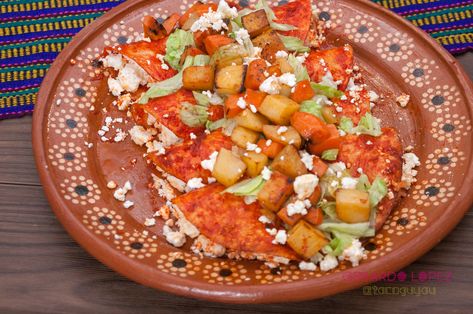 One of the most famous dishes of Guanajuato are the ‘Enchiladas mineras’ or mining enchiladas. In addition to using simple ingredients and being easy to prepare, they are also notable for their history☝️. It is said that during the time of the Spanish colony - and at the height of the mining activity - this dish was prepared by women for their husbands who worked in the mines … and well, that is where its name came from.😁 It is originally made with famers cheese🧀 Enchiladas Mineras, Recipe For Enchiladas, Famous Dishes, Salsa Bowls, Vegetarian Recipe, Shredded Lettuce, Enchilada Recipes, Corn Tortillas, Tomato Salsa