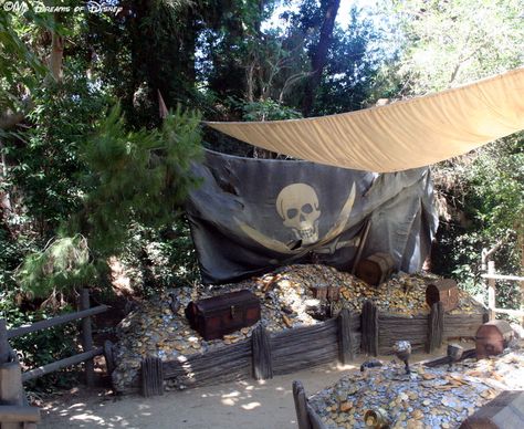 The Pirate's Lair is part of Tom Sawyer Island, a fun place for kids to play! Pirates Birthday Party Ideas Decoration, Outdoor Pirate Decor, Pirate Halloween Decor, Pirates Halloween Decorations, Pirate Ship Halloween Yard, Pirates Of The Caribbean Halloween Decor, Pirates Decorations, Pirate Garden, Pirate Display