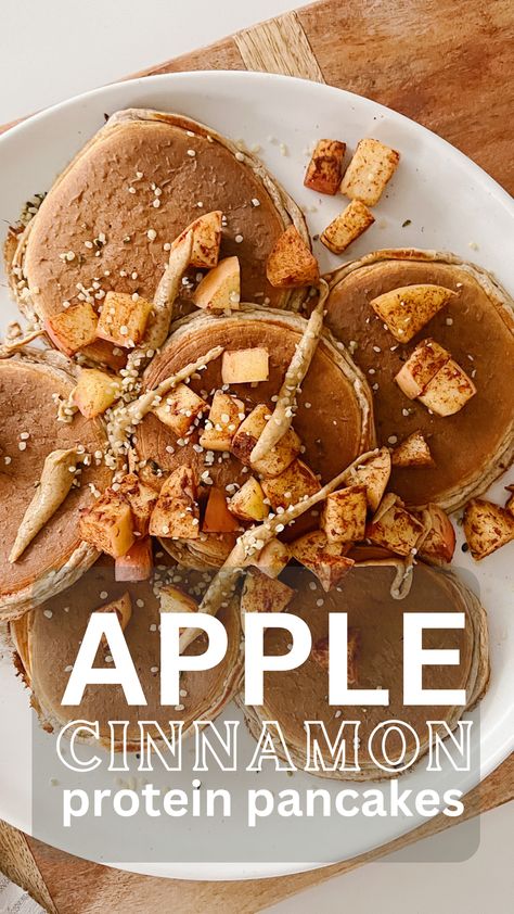 High protein fall-inspired pancakes with apples and cinnamon. These gluten-free and healthy pancakes have >30g protein! Apple Cinnamon Protein Pancakes, Apple Protein Pancakes, Sweet Protein Breakfast, Protein Pancakes Recipe, Protein Powder Pancakes, Apple Cinnamon Pancakes, High Protein Pancakes, Cinnamon Breakfast, High Protein Breakfast Recipes