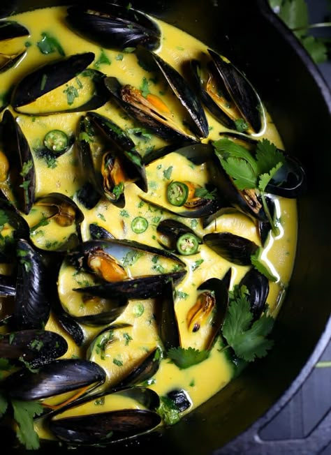 Coconut Mussels, How To Clean Mussels, Coconut Curry Mussels, Mussels Recipes, Curry Mussels, Healthy Dinner Easy, Cottage Recipes, Curry Coconut, Coconut Curry Sauce