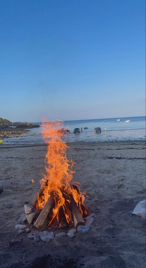 Summer Campfire, Australian Road Trip, Beach Fire, Vsco Pictures, Fire Photography, Beach Bonfire, Beach Background, Birthday Planning, Summer Travel