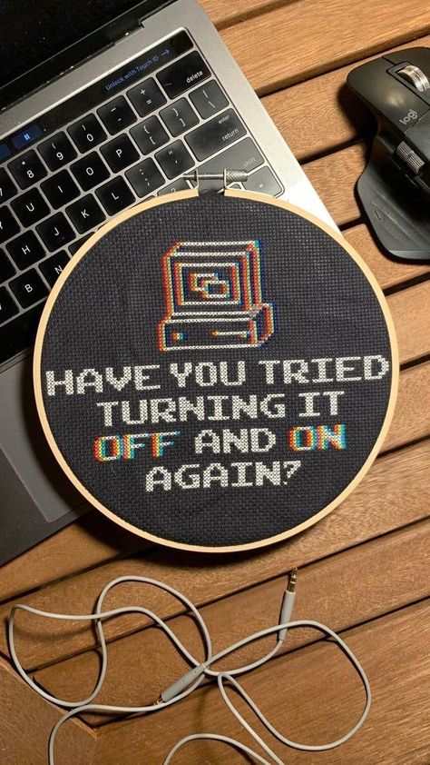 Geeky Cross Stitch Patterns, Geeky Cross Stitch, Beaded Cross Stitch, Pixel Pattern, Cross Stitch Funny, Sewing Embroidery Designs, Hand Embroidery Art, Embroidery Craft, Cross Stitch Art