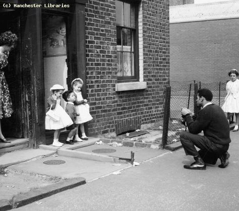 Children and photographer, Embden Street, Hulme, 1962 by mcrarchives, via Flickr Helen Levitt, Marc Riboud, Eugene Smith, Vintage Foto's, Photography History, Vintage Parisian, Walker Evans, Henri Cartier Bresson, Black And White Photograph