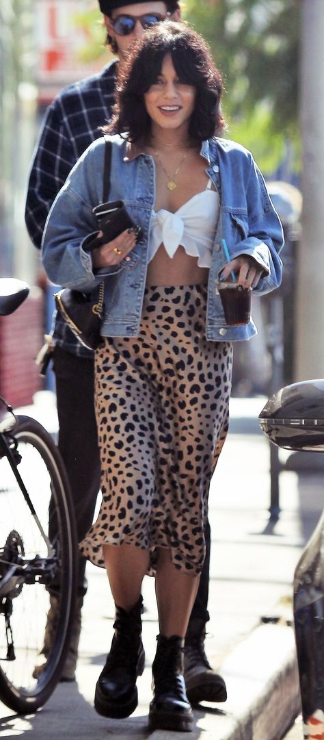 Vanessa Hudgens Bob, Vanessa Hudgens Street Style, Modest Outfits For School, Vanessa Hudgens Coachella, Vanessa Hudgens Short Hair, Leopard Print Skirt Outfit, Vanessa Hudgens Hair, Vanessa Hudgens Outfits, Estilo Vanessa Hudgens