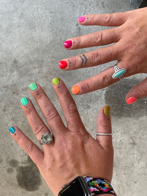 Hand with each finger a different color! Pink Turquoise Nails, Orange Blue And Pink Nails, Orange Turquoise Nails, Different Colour Nails On Each Hand, Pink Orange Green Nails, Turquoise Orange Nails, Pink Orange Blue Nails, Turquoise And Orange Nails, Aqua And Orange Nails