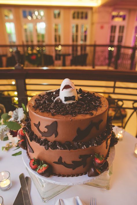 Wedding cake with a shark and bowtie popping out for groom Mark the Shark Shark Wedding Cake, Shark Wedding Theme, Shark Wedding, Funny Grooms Cake, Marvel Wedding, Guinness Chocolate, Aquarium Wedding, Nothing Bundt Cakes, 16 Cake