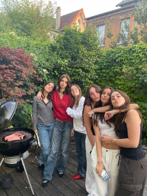 barbecue,friends,outfit ideas Friends Outfit Ideas, Barbecue Outfit, Aesthetic Friendship, Friendship Aesthetic, Vanilla Girl Aesthetic, Aesthetic Clean Girl, Friends Outfit, Aesthetic Clean, Clean Girl Aesthetic