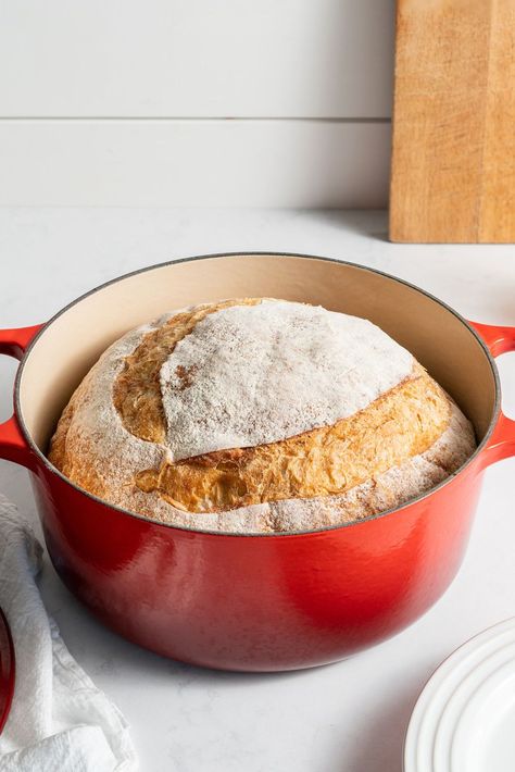 Le Creuset Dutch Oven Recipes, Dutch Oven Bread Recipe, Make Homemade Bread, Oven Size, Le Creuset Recipes, Best Dutch Oven, Oven Bread, Le Creuset Dutch Oven, Dutch Oven Bread