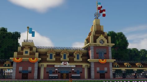 Railroad Minecraft Ideas, Minecraft Railroad Station, Minecraft Train Station Building, Minecraft Disney Buildings, Minecraft Train Station Ideas, Disney Minecraft Builds, Minecraft Railway Station, Minecraft Railroad, Minecraft Train Station