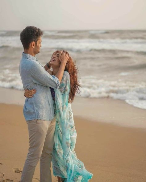 Saree Couple Photoshoot Beach, Pre Wedding Photoshoot In Goa, Pondicherry Photography Ideas Couple, Sari Couple Photoshoot, Post Wedding Photoshoot Beach, Goa Couple Photoshoot, Saree Beach Photoshoot, Pre Wedding Shoot Ideas Beach, Couple Beach Pictures Outfits