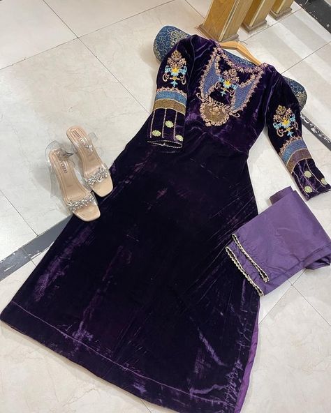 #partywear #velvet #longshirt #clothes #trending #weddingwear #sidecut #formaldress #readytowear #tillahwork #velvetwear #purple #festivewear #velvetcollection #festivalwear Phulkari Suit Designs, Valvet Dress, Plazzo Designs, Plazo Suits, Pakistani Dresses Party, Beige Slippers, Velvet Suit Design, Punjabi Dresses, Outfit Ideas Dressy