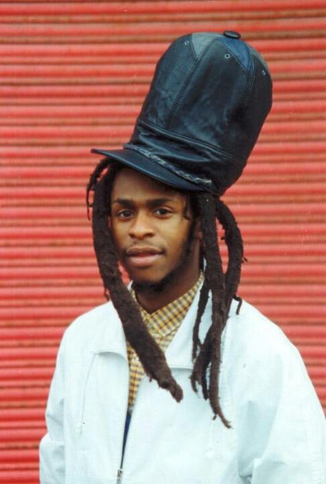 David Hinds lead singer of my favorite Reggar band Steek Pulse. Rasta Livity, Jamaican Fashion, Steel Pulse, Freeform Dreads, Black Music Artists, David Hinds, Rastafarian Culture, Reggae Artists, Roll Hairstyle