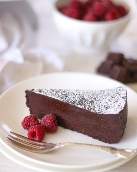 Flourless Chocolate Cake Recipe – Recipes by Carina Best Flourless Chocolate Cake, Flourless Chocolate Torte, Mousse Dolce, Flourless Chocolate Cake Recipe, Flourless Chocolate Cake, Flourless Cake, Chocolate Torte, Torte Recipe, Rich Chocolate Cake