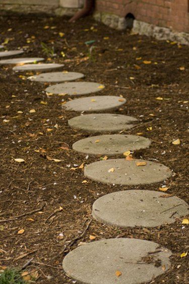 How to Paint Concrete Stepping Stones | eHow Concrete Stepping Stones Diy, Homemade Stepping Stones, Garden Stepping Stones Diy, Round Stepping Stones, Painted Stepping Stones, Cement Steps, Painted Concrete Steps, Painted Pavers, Stepping Stone Molds