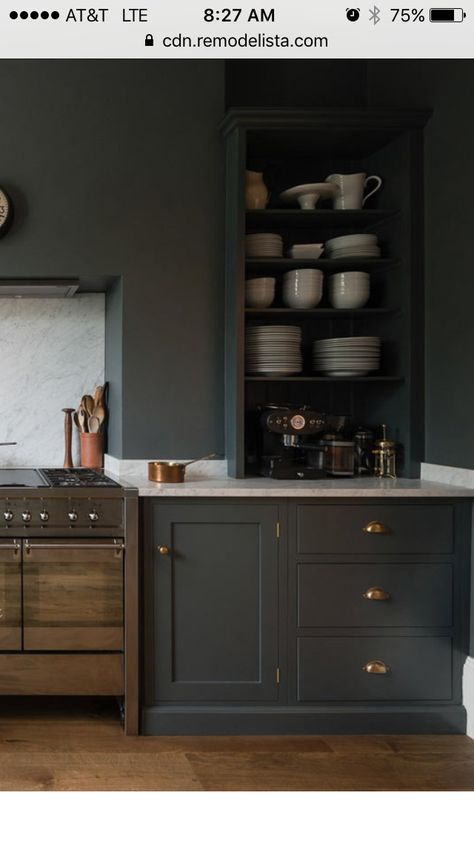 Mixing flat front with shaker cabinets Серая Кухня, Dark Grey Kitchen, Interior Design Minimalist, Devol Kitchens, Kabinet Dapur, Gray Cabinets, Dark Kitchen, Open Kitchen Shelves, Classic Kitchen