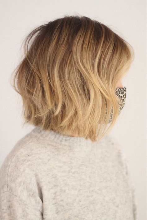 Bob Golden Blonde Hair, Golden Balayage Short Hair, Short Beige Blonde Hair, Golden Blonde Balayage Short Hair, Dirty Blonde Bob With Bangs, Blonde Bayalage Bob, Strawberry Blonde Balyage, Golden Honey Blonde Hair Balayage, Warm Blonde Short Hair