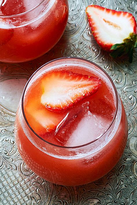 Roasted Strawberry Lemonade Baked Tandoori Chicken, Easy Fruit Cocktails, Fresh Strawberry Lemonade, Easy Strawberry Lemonade, Baked Salmon And Asparagus, Healthy Lemonade, Homemade Strawberry Lemonade, Strawberry Lemonade Recipe, Roasted Strawberry