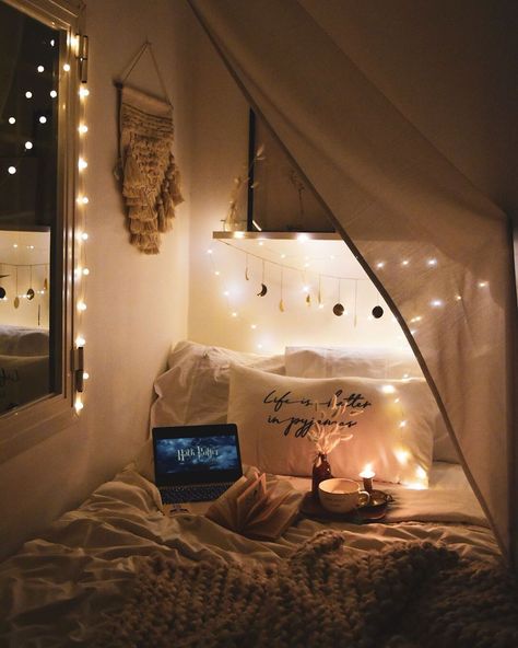 📚🐛 on Instagram: “#QOTD What are your weekend plans? And which Harry Potter movie is your favorite? 🎥 🧺 I think I should do my own weekend readathon because…” Teenage Harry Potter Bedroom, Readathon Aesthetic, Colorado Bedroom, Cute Bedroom Ideas, Girl Bedroom Designs, Room Goals, Cute Bedroom Decor, Redecorate Bedroom, Cozy Room Decor