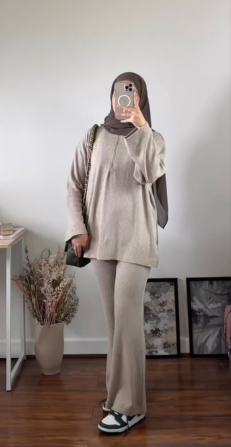 Hijab Style Casual Winter, Hijabi Work Outfits Office Wear, Halal Outfits Winter, Modest Hijabi Outfits Winter, Winter Wonderland Hijabi Outfits, Hijabi In Winter, Ensemble Hijab Style, Hijabi Winter Aesthetic, Ensemble Hijab