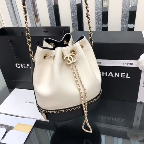 Chanel Bucket Bags, Designer Bucket Bag, Chanel Bucket Bag, Tas Lv, Sac Michael Kors, Chanel 2019, Chanel Outfit, Cheap Purses, Chanel Cruise