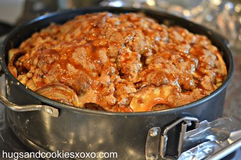 DEEP DISH CARAMEL APPLE PIE CRUMB CAKE - Hugs and Cookies XOXO Caramel Crumble, Apple Caramel, Caramel Apple Pie, Caramel Pecan, Crumb Cake, Apple Desserts, Caramel Apple, Deep Dish, Fruit Recipes