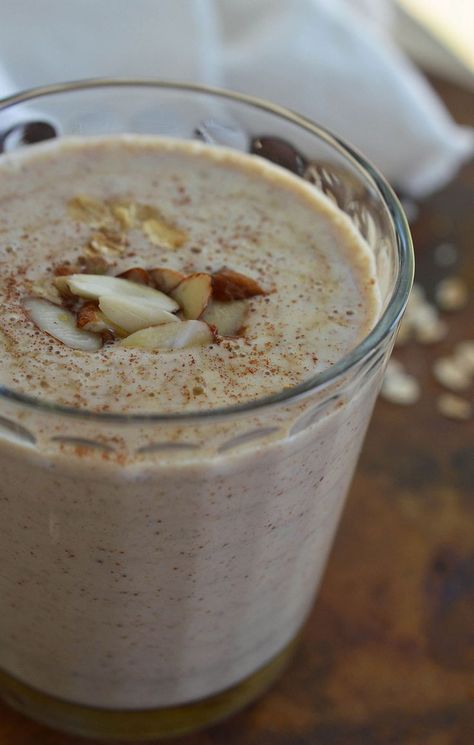 Almond Milk Breakfast Smoothie Recipe - a healthy and satisfying breakfast made with almond butter, almond milk, banana, maple syrup and oats. Milk Smoothie Recipes, Almond Milk Smoothie Recipes, Milk Banana, Menu Sarapan Sehat, Resep Smoothie, Smoothie Fruit, Smoothies With Almond Milk, Milk Smoothie, Overnight Oat