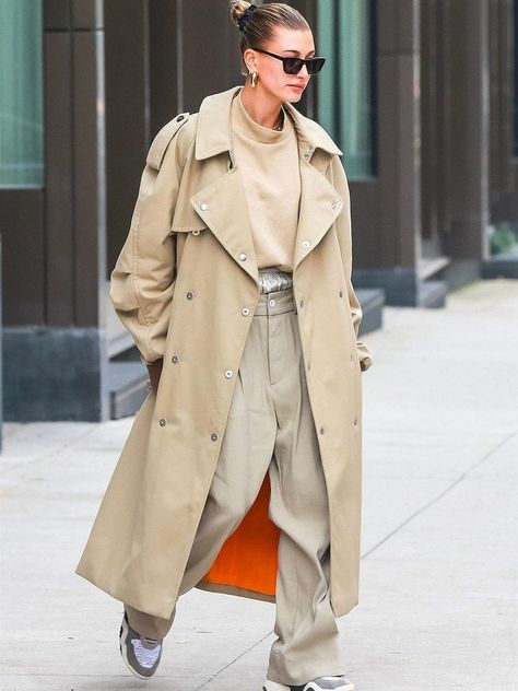 Hailey Baldwin Buttoned Long Trench Coat Oversized Trench Coat Outfits, Long Trench Coat Outfit, Beige Trench Coat Outfit, Trench Coat Street Style, Trenchcoat Outfit, Trench Coat Outfits, Trench Outfit, Hailey Bieber Outfits, Winter Mode Outfits