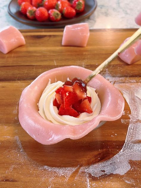 Daifuku Recipe, Mochi Skin, Strawberry Daifuku, Strawberry Things, Strawberry Mochi, Foods Ideas, Mochi Recipe, Recipe Strawberry, Strawberry Whipped Cream