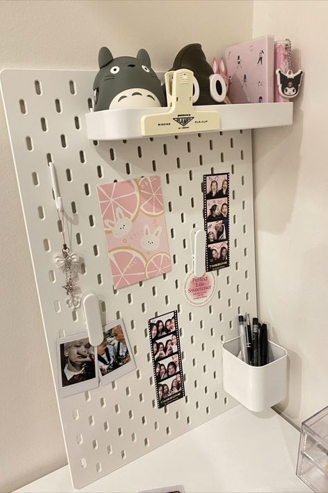 Ikea Pin Board Ideas, Ikea Pegboard Aesthetic, Ikea Pinboard, Peg Board Aesthetic, Pegboard Ideas Aesthetic, Skadis Ikea Ideas, Pegboard Aesthetic, Peg Board Organization, Ikea Peg Board