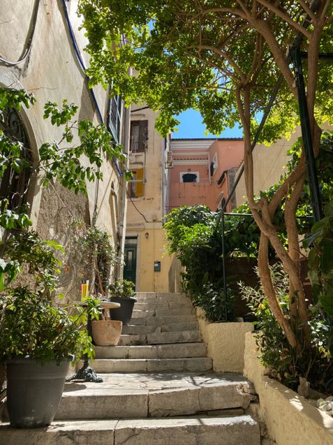 Greece Houses Aesthetic, Greece City Aesthetic, Greek City Aesthetic, Greek House Aesthetic, Plant House Decor, City Aesthetic Photography, Europe Summer Vacation, Vision Board Project, Italy Vibes