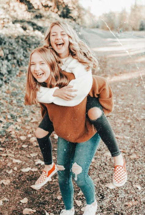 Sisters Photoshoot Poses, Sister Photography, Sister Poses, Fall Family Photo Outfits, Sisters Photoshoot, Best Friend Photography, Best Friend Photoshoot, Bff Photoshoot Poses, Friend Poses Photography