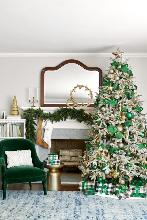 35 Pretty Christmas Living Room Ideas to Get You Ready for the Holidays Green Christmas Decorations, Green Christmas Tree Decorations, Cardboard Christmas Tree, Cozy Christmas Living Room, Frosted Christmas Tree, Gold Christmas Decorations, Christmas Decorations Living Room, Christmas Tree Inspiration, Ribbon On Christmas Tree