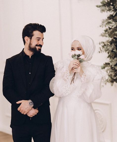 Hijab + Bride + Wedding (feyzahakyemez) Engagement Party Photo Ideas, Muslim Wedding Photos, Muslim Wedding Photography, Jewelry Beauty, Muslimah Wedding, Foto Wedding, Engagement Photography Poses, Wedding Portrait Poses, Couple Engagement Pictures