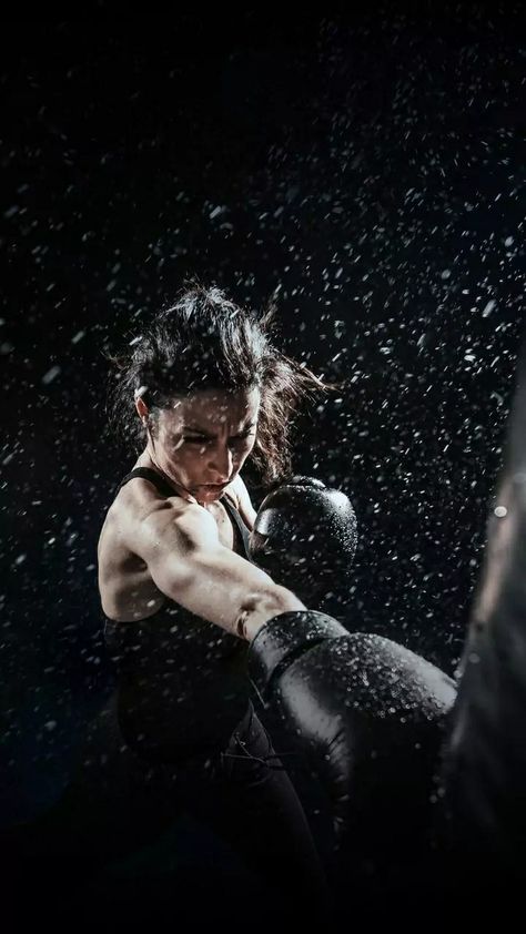 Woman Boxing, Womens Boxing, Female Mma Fighters, Martial Arts Photography, Woman Boxer, Boxe Thai, Female Boxers, Fighter Girl, Workouts For Women