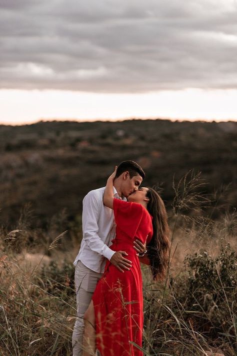 Fotos Pre Wedding Campo, Couple Formal Outfits, Wedding Fotos, Pre Wedding Photoshoot Outfit, Romantic Wedding Ceremony, Outdoor Couple, Couple Picture Poses, Wedding Engagement Photos, Pre Wedding Photos