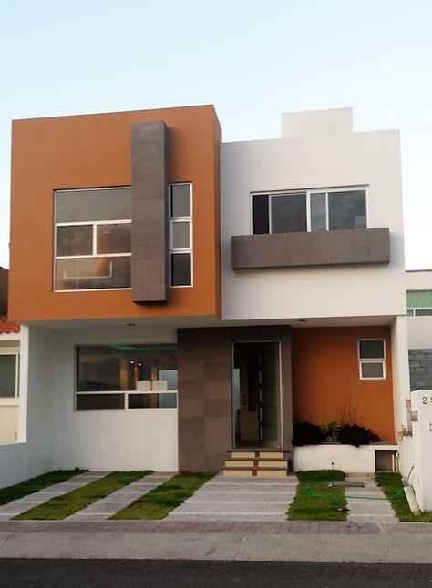 CASA SEGUNDA CERRADA: Casas de estilo moderno por DEC Arquitectos https://www.homify.com.mx/libros_de_ideas/5078096/acabados-en-muros-exteriores-en-fachadas Modern Exterior Paint Colors, Modern House Colors, Best Exterior House Paint, Exterior Color Combinations, Eksterior Modern, Exterior House Paint Color Combinations, Small House Design Exterior, Casa Country, Independent House