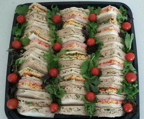 Triangle Sandwich Platter, Christmas Sandwich Platter, Sandwich Display Ideas For Party, Reception Finger Foods, Grad Food, Party Food Easy Cheap, Sandwich Platters, Christmas Sandwiches, Marriage Conference