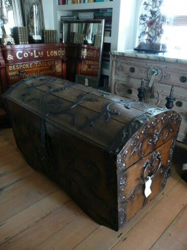 I love this Antique Stuff, Painting Wooden Furniture, White Furniture Living Room, Old Trunks, Antique Trunk, Antiques Furniture, Vintage Trunks, Best Outdoor Furniture, Antique Chest